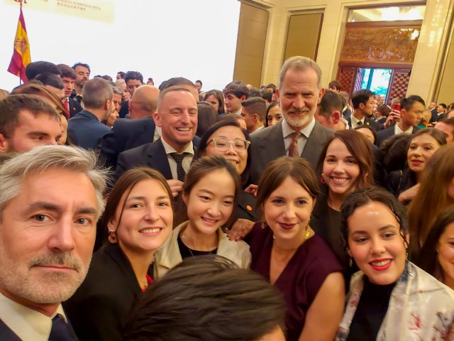 Los Reyes de España culminan su visita oficial a China con un encuentro con la comunidad española en Pekín - 3, Foto 3