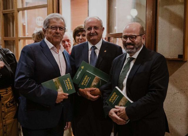 La obra literaria De punta a punta, un homenaje a la Región que inaugura con éxito los 60 años de Caja Rural Regional - 2, Foto 2