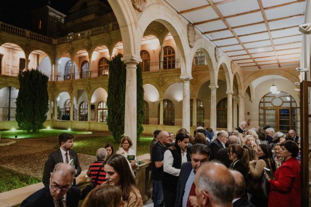 La obra literaria De punta a punta, un homenaje a la Región que inaugura con éxito los 60 años de Caja Rural Regional - 4, Foto 4
