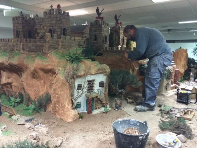 Operarios municipales trabajan ya en la construcción del nuevo Belén municipal 2016, Foto 7