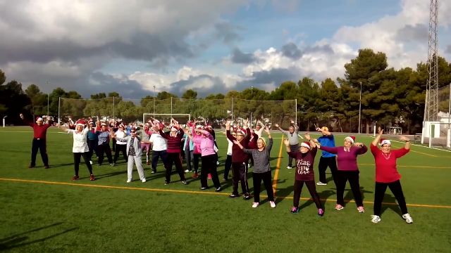 Más de 1.000 deportistas molinenses se suman al Flashmob propuesto por la Concejalía de Deporte y Salud del Ayuntamiento de Molina de Segura para felicitar la Navidad y el Año Nuevo 2017 - 2, Foto 2