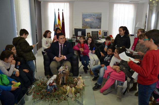 Alumnos de 4° de Primaria del colegio El Recuerdo  entrevistan al alcalde para completar su proyecto sobre el municipio - 1, Foto 1