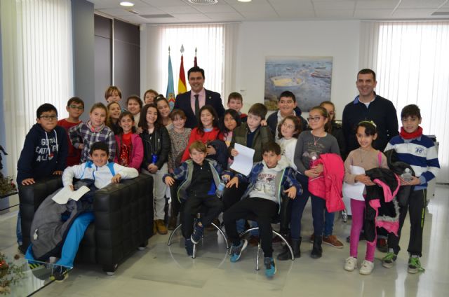 Alumnos de 4° de Primaria del colegio El Recuerdo  entrevistan al alcalde para completar su proyecto sobre el municipio - 2, Foto 2