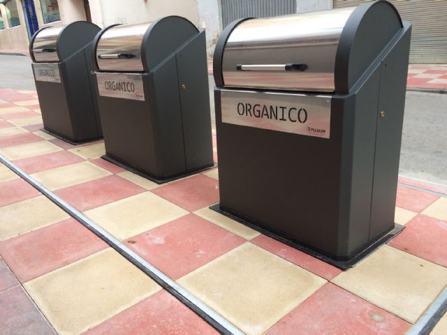 Ya se encuentran en uso los nuevos contenedores soterrados de las calles Fernando III e Isaac Peral - 1, Foto 1