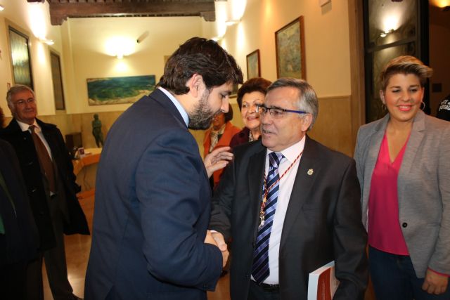 El presidente de la Comunidad recibe en el Palacio de San Esteban a los cronistas oficiales de todos los municipios, Foto 1