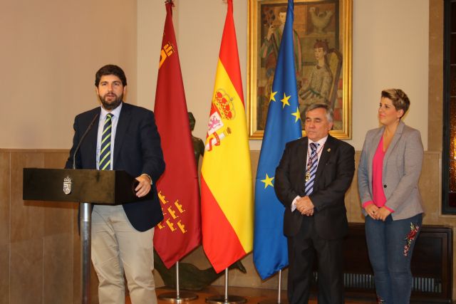 El presidente de la Comunidad recibe en el Palacio de San Esteban a los cronistas oficiales de todos los municipios, Foto 2