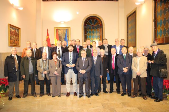 El presidente de la Comunidad recibe en el Palacio de San Esteban a los cronistas oficiales de todos los municipios, Foto 3