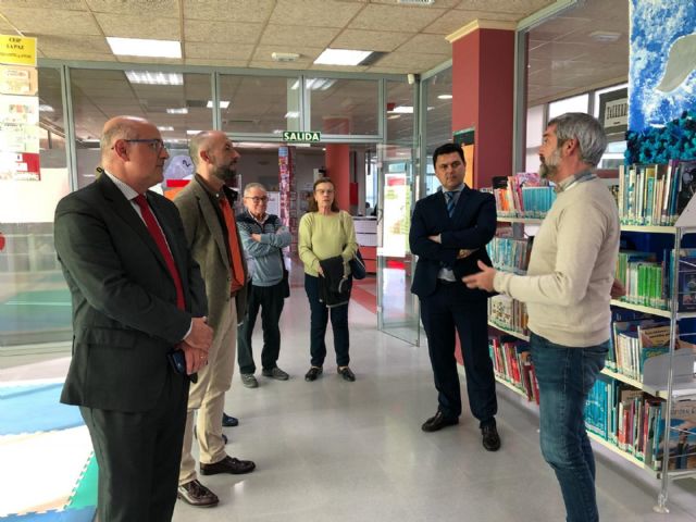 La Fundación Banco de Santander entrega los 6000 euros en metálico y 1700 en libros, del Premio concedido a la biblioteca de San Javier - 1, Foto 1