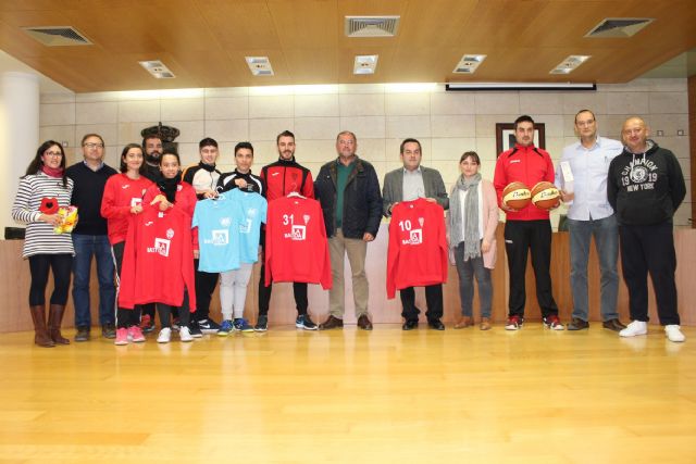 Las bases de los clubes de fútbol y fútbol-sala de Totana promocionan en sus prendas deportivas el yacimiento de La Bastida para dar visibilidad el parque arqueológico
