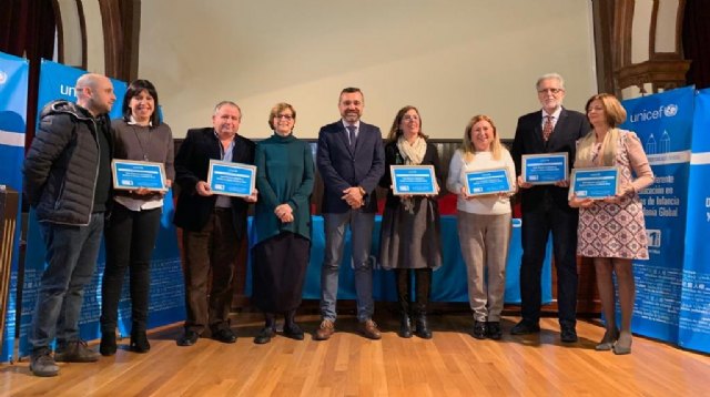 Entregan la distinción como Centros Referentes en Educación en Derechos de Infancia a seis centros de la Región de Murcia - 1, Foto 1