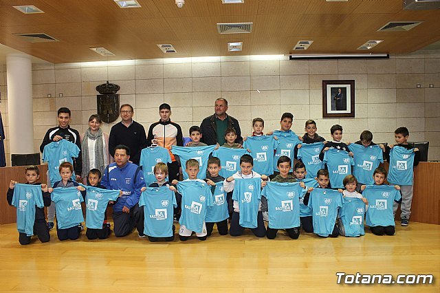 The bases of the football and futsal clubs of Totana promote in their sportswear the site of La Bastida, Foto 4