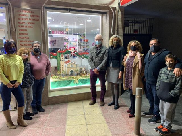 Los comercios de Santiago el Mayor exhiben en sus escaparates el Belén de la Familia Muelas Ruiz - 1, Foto 1