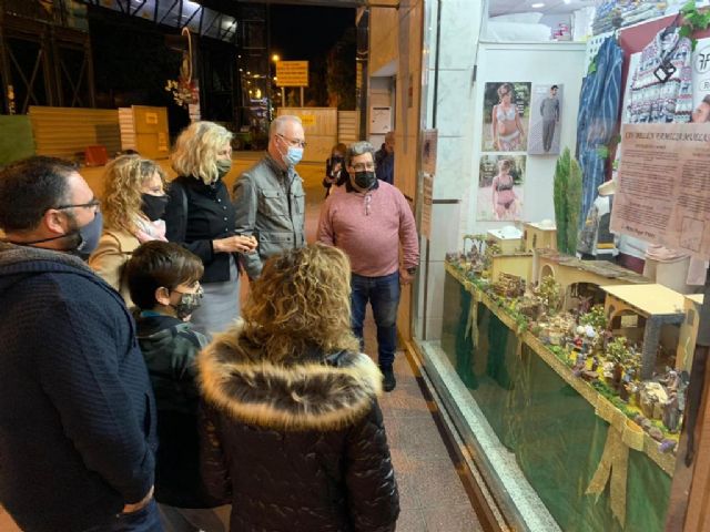 Los comercios de Santiago el Mayor exhiben en sus escaparates el Belén de la Familia Muelas Ruiz - 2, Foto 2
