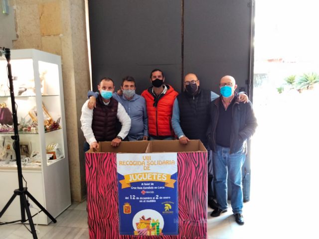 El Paso Blanco recoge juguetes y material escolar a favor de Cruz Roja - 1, Foto 1