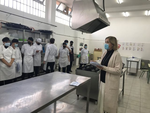 El Ayuntamiento pone en marcha un curso de manipulador de alimentos para el alumnado del IES Carlos III - 1, Foto 1