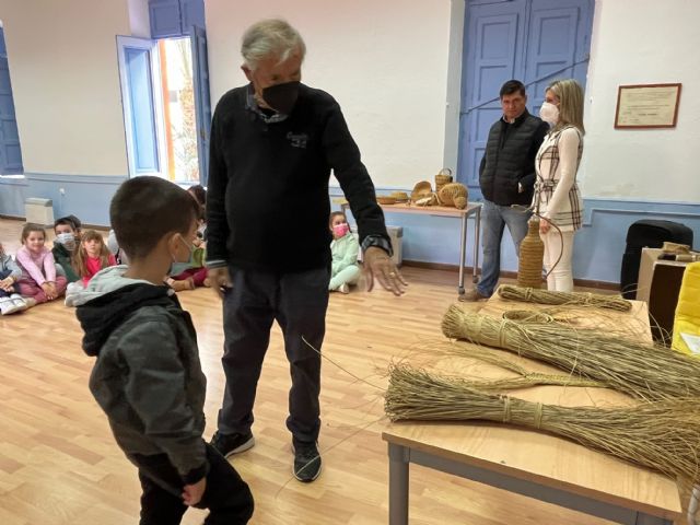 Los alumnos del CEIP San Juan de las Águilas aprenden el arte del esparto - 3, Foto 3