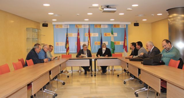 El presidente de la CHS mantiene una reunión de trabajo con la Comunidad de Regantes de Aledo - 1, Foto 1