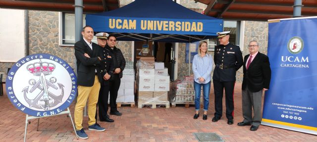 UCAM Cartagena dona 1.500 kg de alimentos para que miembros de Marina los entreguen a Caritas - 1, Foto 1