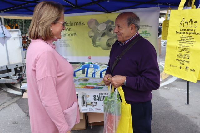 Medio Ambiente informa en los mercados  sobre la adecuada gestión de residuos y el reciclaje doméstico - 1, Foto 1