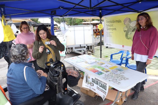 Medio Ambiente informa en los mercados  sobre la adecuada gestión de residuos y el reciclaje doméstico - 2, Foto 2
