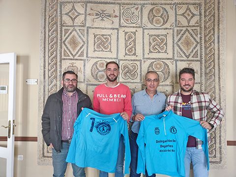 La delegación de Deportes entrega nuevas equipaciones al Club de Alcalá del Río de Pádel - 1, Foto 1