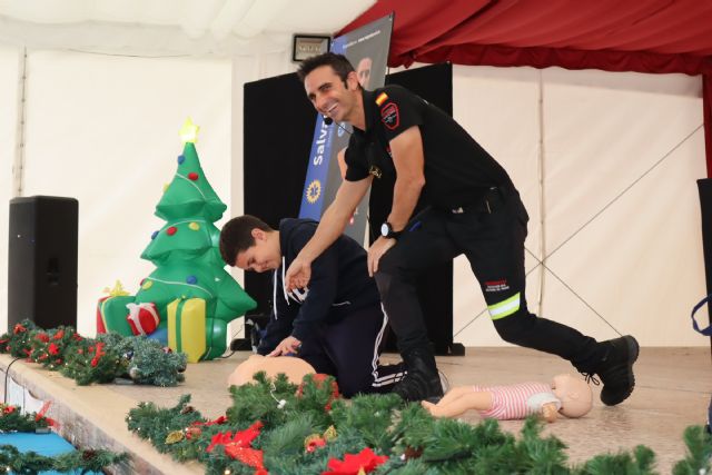 Miguel Assal enseña a los más pequeños primeros auxilios en la charla escolar Salvar Vidas - 1, Foto 1