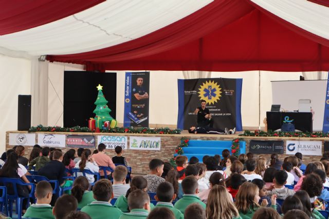 Miguel Assal enseña a los más pequeños primeros auxilios en la charla escolar Salvar Vidas - 2, Foto 2