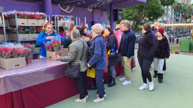 Reparto de flores de Pascua en Plaza de España de Molina de Segura - 1, Foto 1