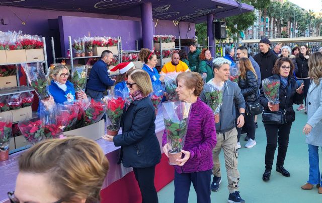 Reparto de flores de Pascua en Plaza de España de Molina de Segura - 3, Foto 3