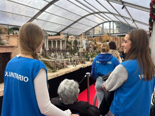 Los alumnos de UCAM Cartagena llevan la Navidad al asilo de las Hermanitas de los Pobres - 1, Foto 1