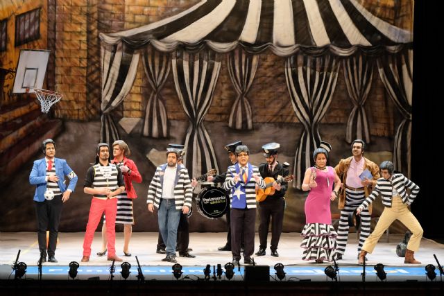 “El circo de la sombra” de la Chirigota de Beniaján dio la sorpresa en este COAC 2018 con una notable puesta en escena - 2, Foto 2