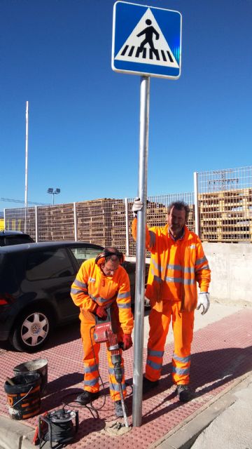 El Ayuntamiento repone y coloca 114 señales verticales de tráfico en los polígonos industriales - 2, Foto 2