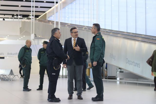 El delegado del Gobierno supervisa el dispositivo de seguridad del nuevo Aeropuerto Internacional Región de Murcia - 4, Foto 4