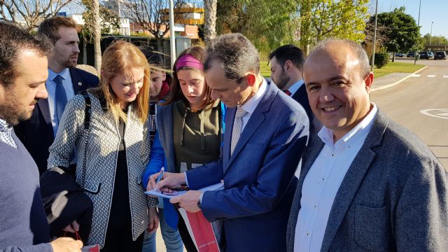 Estudiantes de Alhama comparten su vocacin con el ministro Pedro Duque, Foto 3