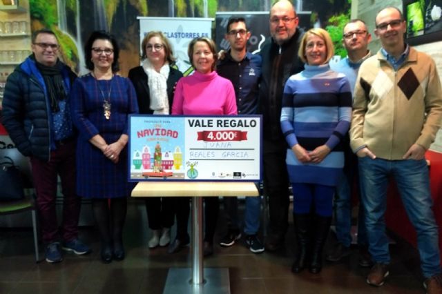 Juana Reales gana los 4.000 euros de la campaña de Navidad del Área Comercial Las Torres - 1, Foto 1