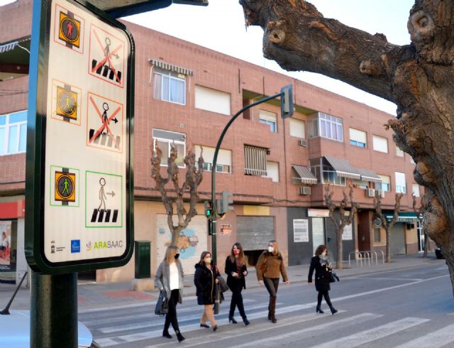 Los entornos del colegio de educación especial Las Boqueras y del centro de Asteamur ya cuentan con semáforos adaptados a personas con trastorno autista - 1, Foto 1