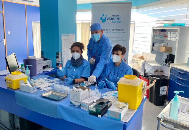 Administrada la primera dosis de la vacuna entre el personal del Hospital San José de Alcantarilla - 1, Foto 1