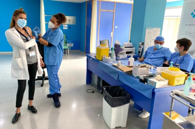 Administrada la primera dosis de la vacuna entre el personal del Hospital San José de Alcantarilla - 2, Foto 2