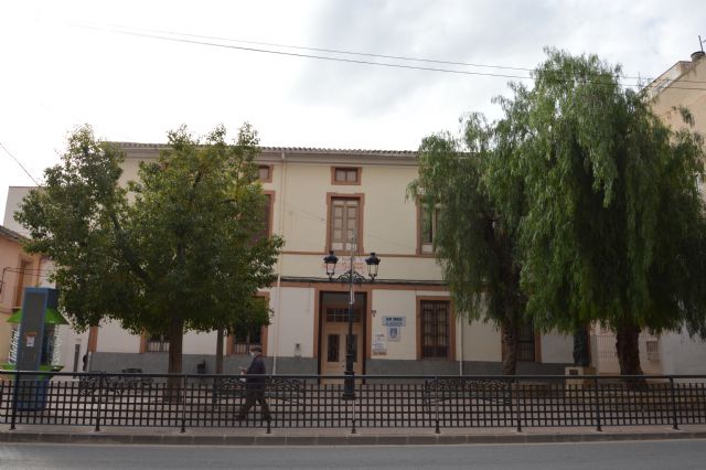 El Ayuntamiento de Blanca reconoce la trayectoria literaria y el compromiso con los más desfavorecidos de Almudena Grandes poniendo su nombre a la biblioteca - 1, Foto 1
