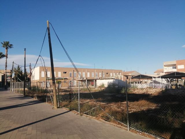 EL PP denuncia que los cables de corriente que rodean el solar del antiguo Hogar de las Personas Mayores siguen colgando - 1, Foto 1