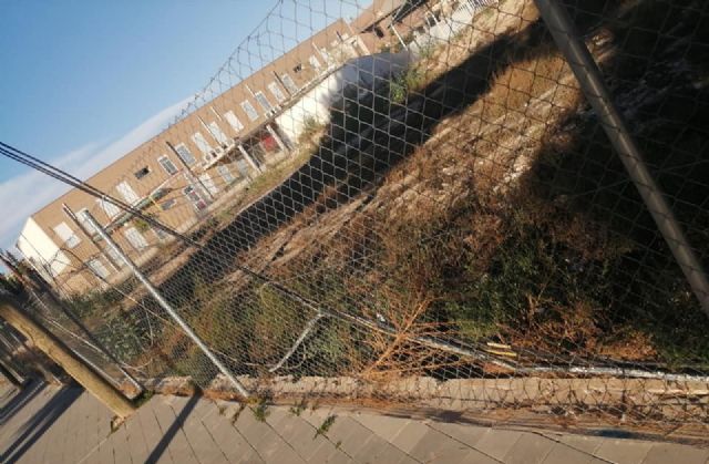 EL PP denuncia que los cables de corriente que rodean el solar del antiguo Hogar de las Personas Mayores siguen colgando - 2, Foto 2
