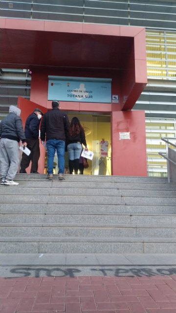 CCOO condena enérgicamente las pintadas contra de los sanitarios aparecidas en el centro de salud de Totana sur, Foto 2