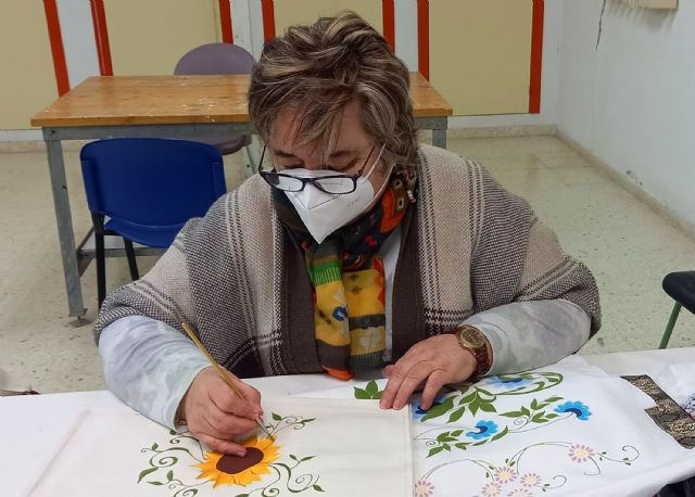 Los talleres de manualidades de la asociación de mujeres Isabel González descubren auténticas artistas - 3, Foto 3