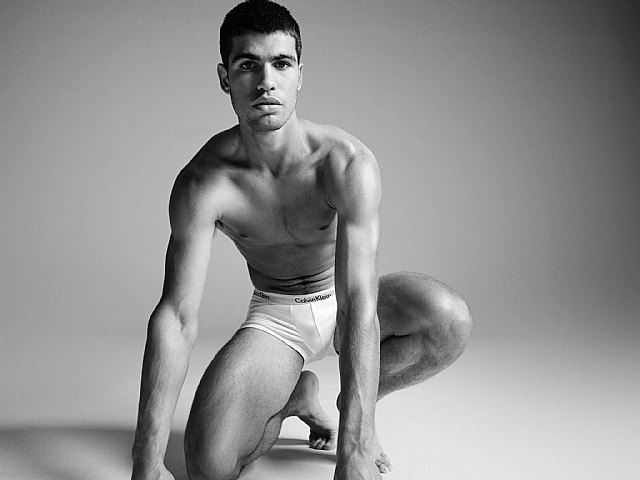 Carlos Alcaraz ha lanzado recientemente una provocativa campaña para Calvin Klein. Su slogan: «CK or nothing», Foto 1