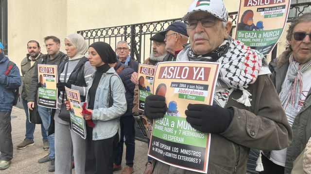 Colectivos propalestinos se concentran ante la Delegación del Gobierno para exigir asilo urgente para Dina y sus hijos, atrapados en Gaza - 3, Foto 3