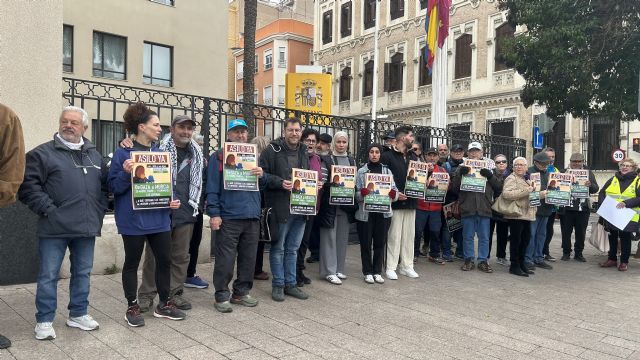 Colectivos propalestinos se concentran ante la Delegación del Gobierno para exigir asilo urgente para Dina y sus hijos, atrapados en Gaza - 4, Foto 4