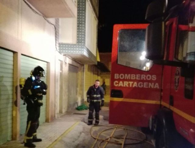 Bomberos sofocan dos incendios simultaneos en viviendas de Los Nietos y Los Dolores - 1, Foto 1