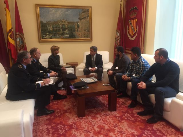 Policía Local y Consulado de Ecuador se reúnen para coordinar el dispositivo para las elecciones presidenciales del próximo domingo - 1, Foto 1