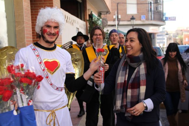 Cupido reparte flores en las zonas comerciales para celebrar la llegada de San Valentín en Puerto Lumbreras - 1, Foto 1