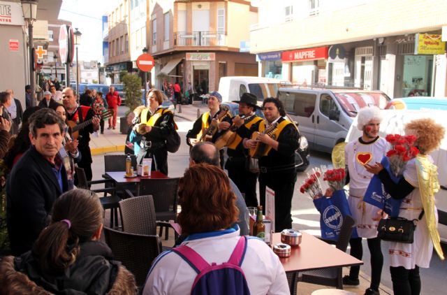 Cupido reparte flores en las zonas comerciales para celebrar la llegada de San Valentín en Puerto Lumbreras - 2, Foto 2